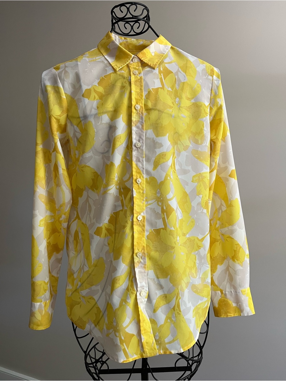 BANANA REPUBLIC women’s Yellow Floral Button-Up Shirt EUC size small